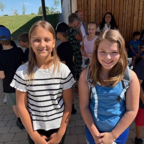 2 Partnerkinder strahlen in die Kamera