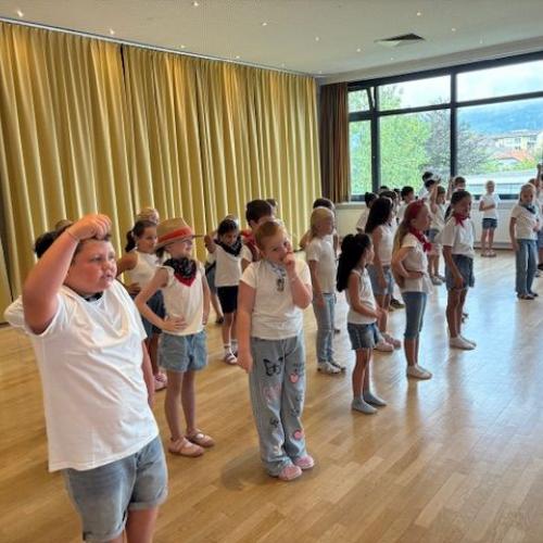 die ersten Klassen beim Tanzen