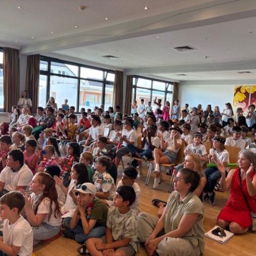 BLick in den Saal bei der Generalprobe - Kinder und Erwachsenen sehen gespannt zur Bühne