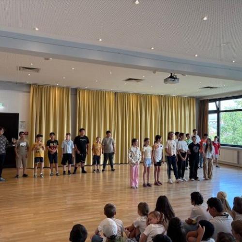 Die Kinder haben für ein Lied Aufstellung genommen