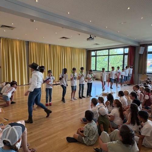 die 4. Klasse mit Cowboyhut und Boomwhackers