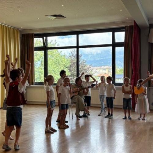 die Kinder jubeln am Ende ihres Liedes