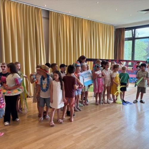 die 2. Klassen übergeben einen Scheck an eine Kinderhilfsorganisation