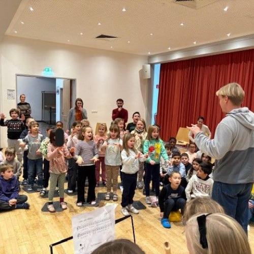 Klasse sagt mit dem Lehrer ein Gedicht auf