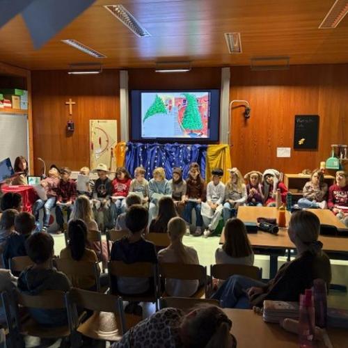 Die Großen lesen in verteilten Rollen eine Bilderbuchgeschichte