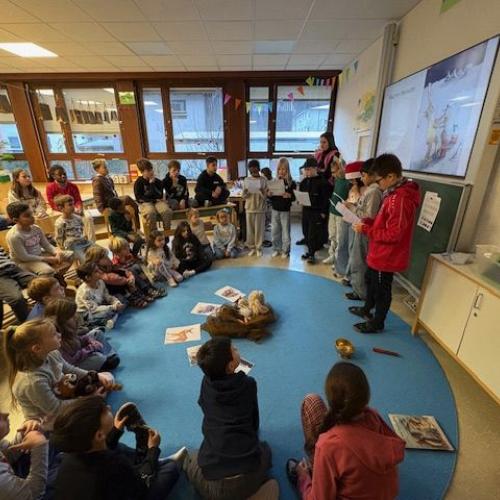 Kinder der 4. lesen in verteilten Rollen eine Bilderbuchgeschichte