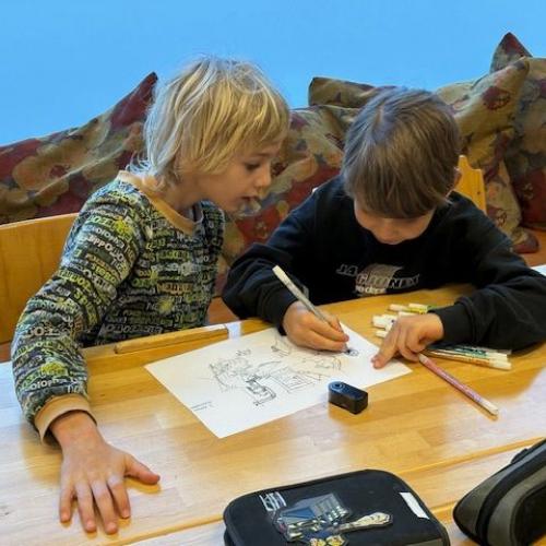 Ein Vierteler sieht dem Ersteler über die Schulter bei seiner Aufgabe