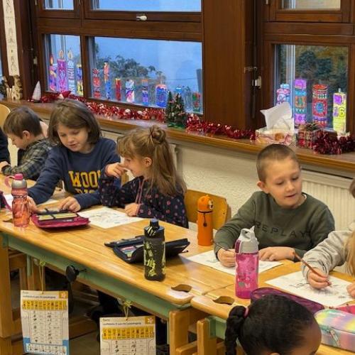 Groß und Klein arbeiten zusammen