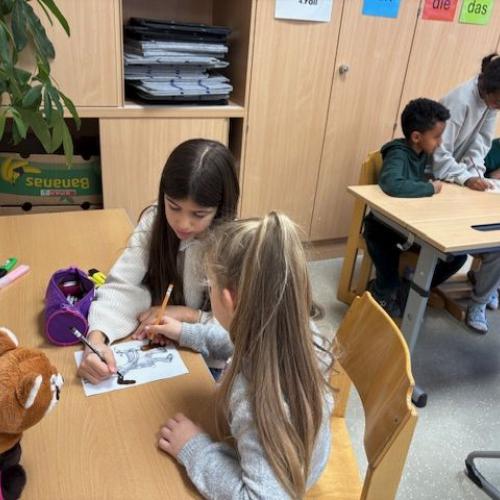 Je ein großes Kind arbeitet mit einem kleinen