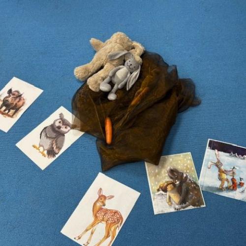 versch. Bildmaterialien und Tücher liegen bereit