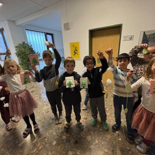 Die Kleinen zeigen stolz, was sie gebastelt haben