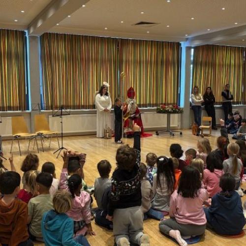 Publikum von Hinten - gegenüber Nikolaus mit Engel