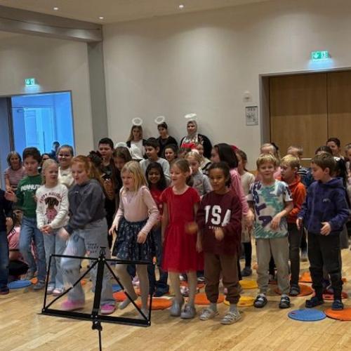 Kinder singen für den Nikolaus