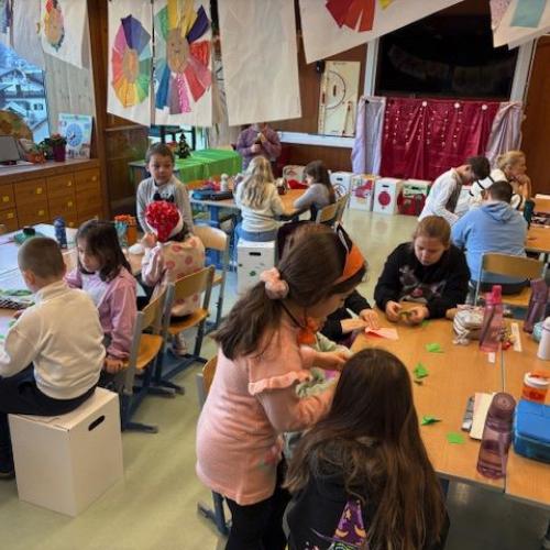 Kinder basteln in Zweierteams