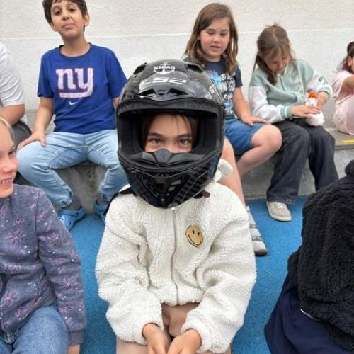 Mädchen trägt den Helm von Lea Haslwanter
