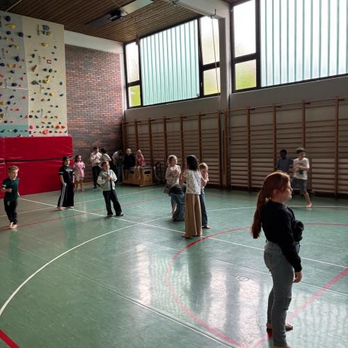 Kinder stehen verteilt im Turnsaal