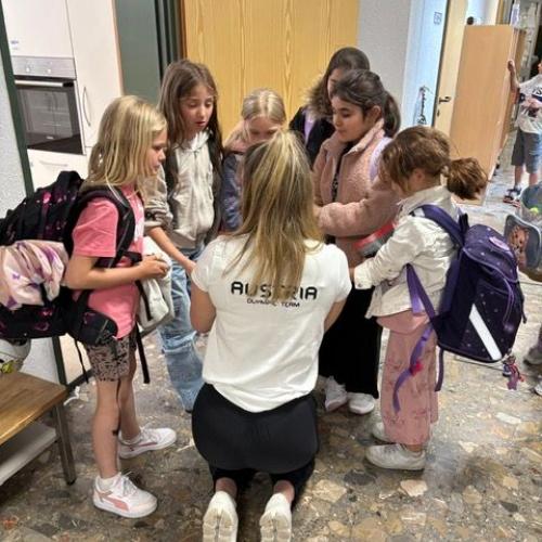 Lea Haslwanter gibt Autogramme, die Kinder stehen rund um sie