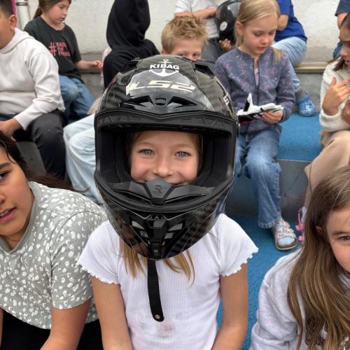 Mädchen mit Helm der Olypionikin