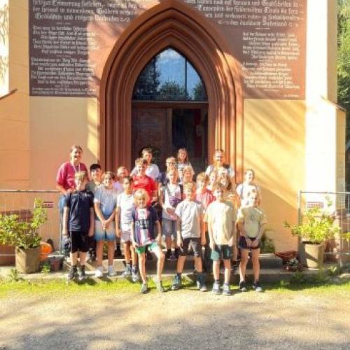 Gruppe steht vor der Kapelle