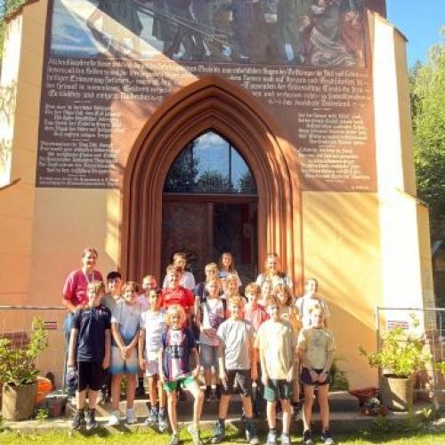 Gruppenbild vor der Kapelle