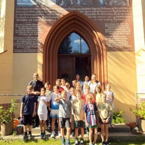 Gruppe steht vor der Kapelle