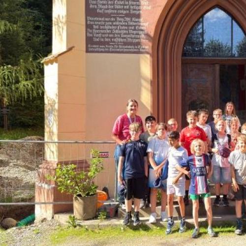 Gruppe steht vor der Kapelle