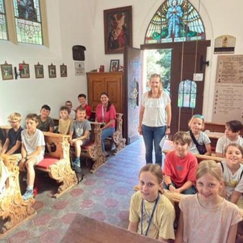 Blick in die Kapelle - die Kinder sitzen, Frau Fink steht in der Mitte