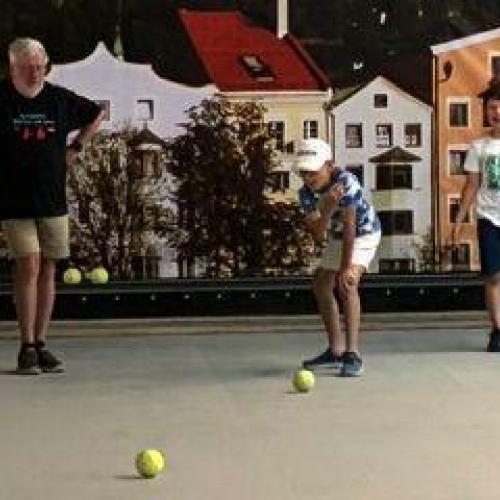 2 Kinder, ein Erwachsener, 2 Kugeln wurden schon geworfen