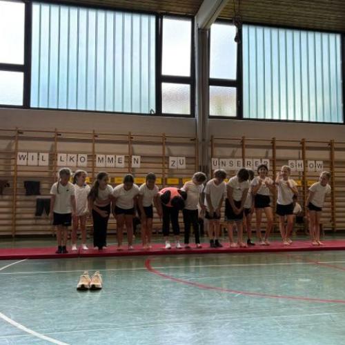 Alle Kinder stehen in einer Linie zum Verbeugen