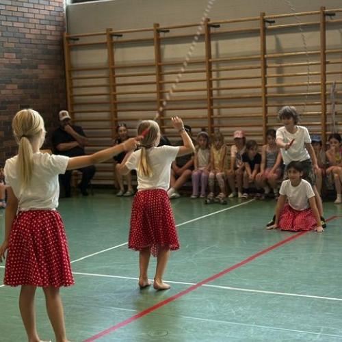 Ropeskipping mit roten Röcken - ein Kind kniet vor einem anderen