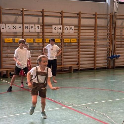 Mädchen mit Lederhose springt gerade