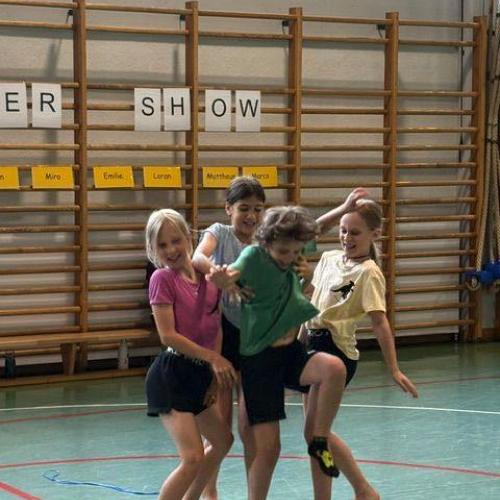 Das Finale eines Menschenturmes mit 4 Kindern