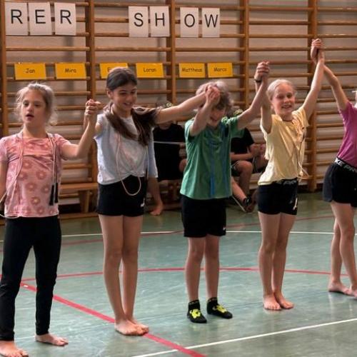 5 Kinder beim Verbeugen