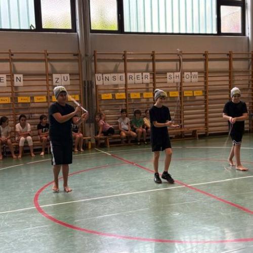 3 Buben mit Mützen schwingen gerade die Seile auf der Seite