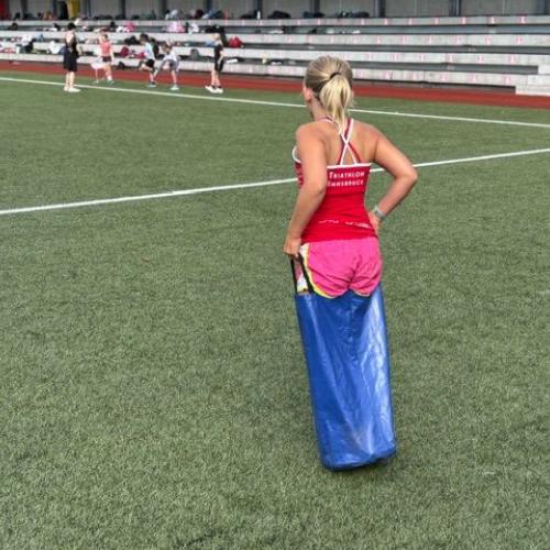 Ein Mädchen springt mit einem Hüpfsack