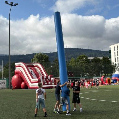 Ein paar Buben haben eine Hüpfstange aufgestellt