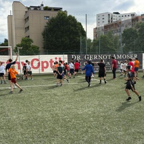 Buben beim Fußballspiel