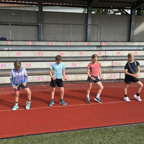 4 Kinder stehen nebeneinander mit Springseilen in Aktion
