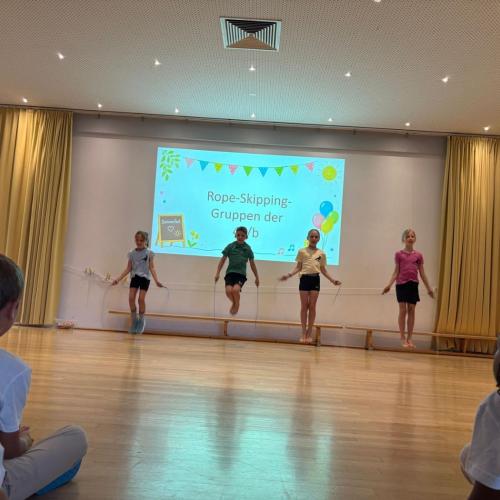 4 Kinder beim Sprung mit dem Seil