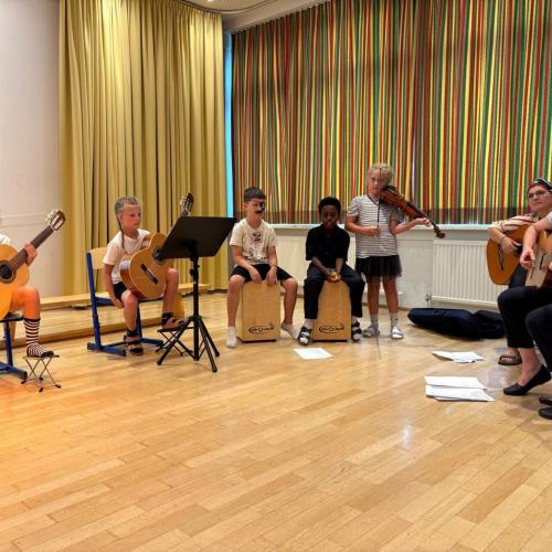 Eine Musik-Gruppe mit Gitarren, Cajons,, Geige und Piratenkostümen