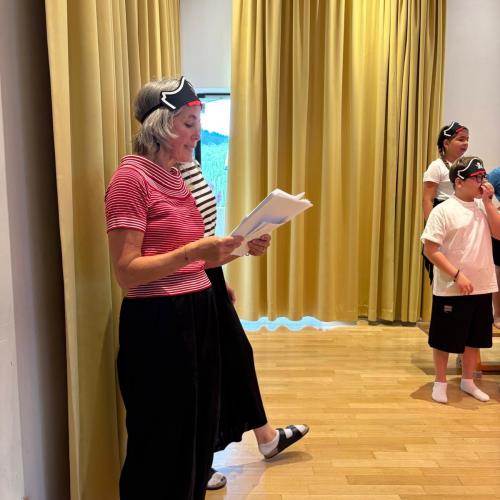Lehrerin liest gerade vor