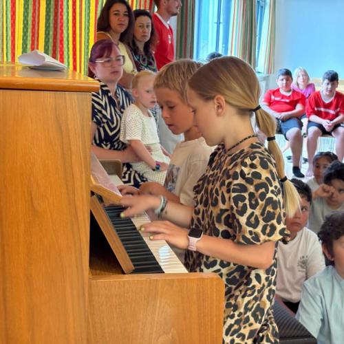 2 Kinder spielen doppelhändig Klavier