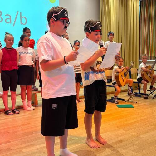 2 Piraten lesen einen Text vor
