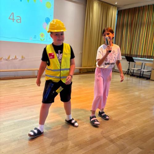 2 Kinder der 4a stehen auf der Bühne
