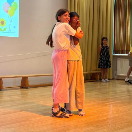2 Kinder umarmen sich