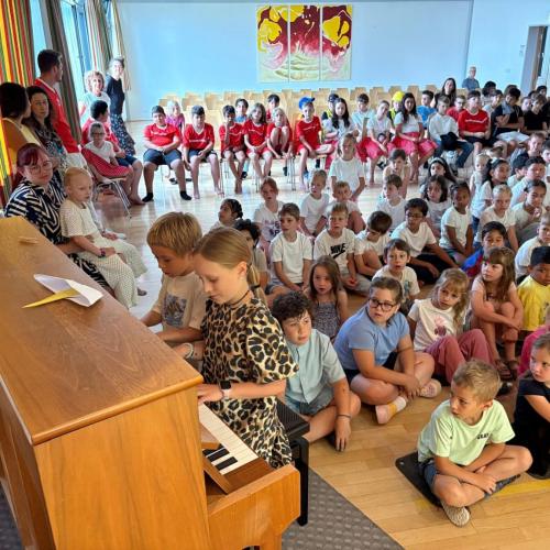 Blick über das Klavier in den Zuschauerraum