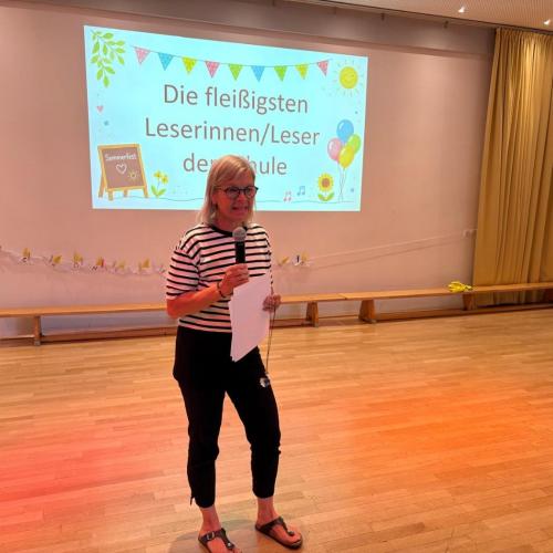 Die Bibliothekarin spricht über die fleißigsten Leser*innen der Schule