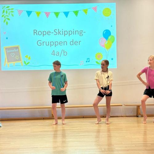 4 Kinder stehen mit den Springseilen nebeneinander