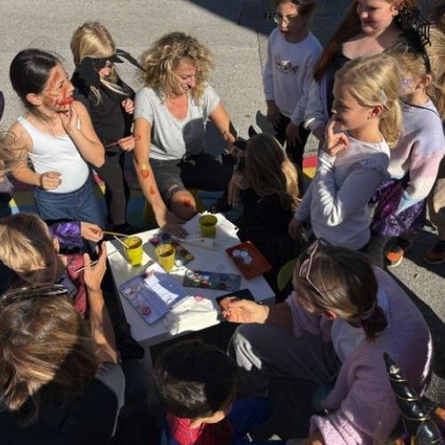 Die Kinder werden geschminkt