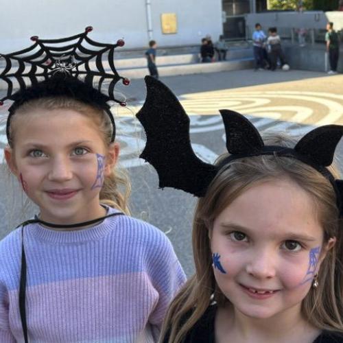 2 Mädchen mit Halloween-Kopfschmuck sehen in die Kamera
